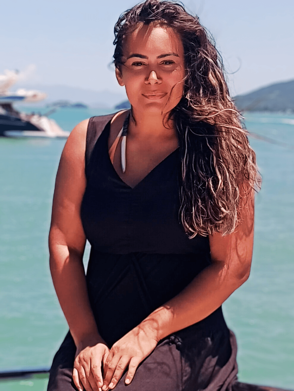 Artesã em seu processo de criação